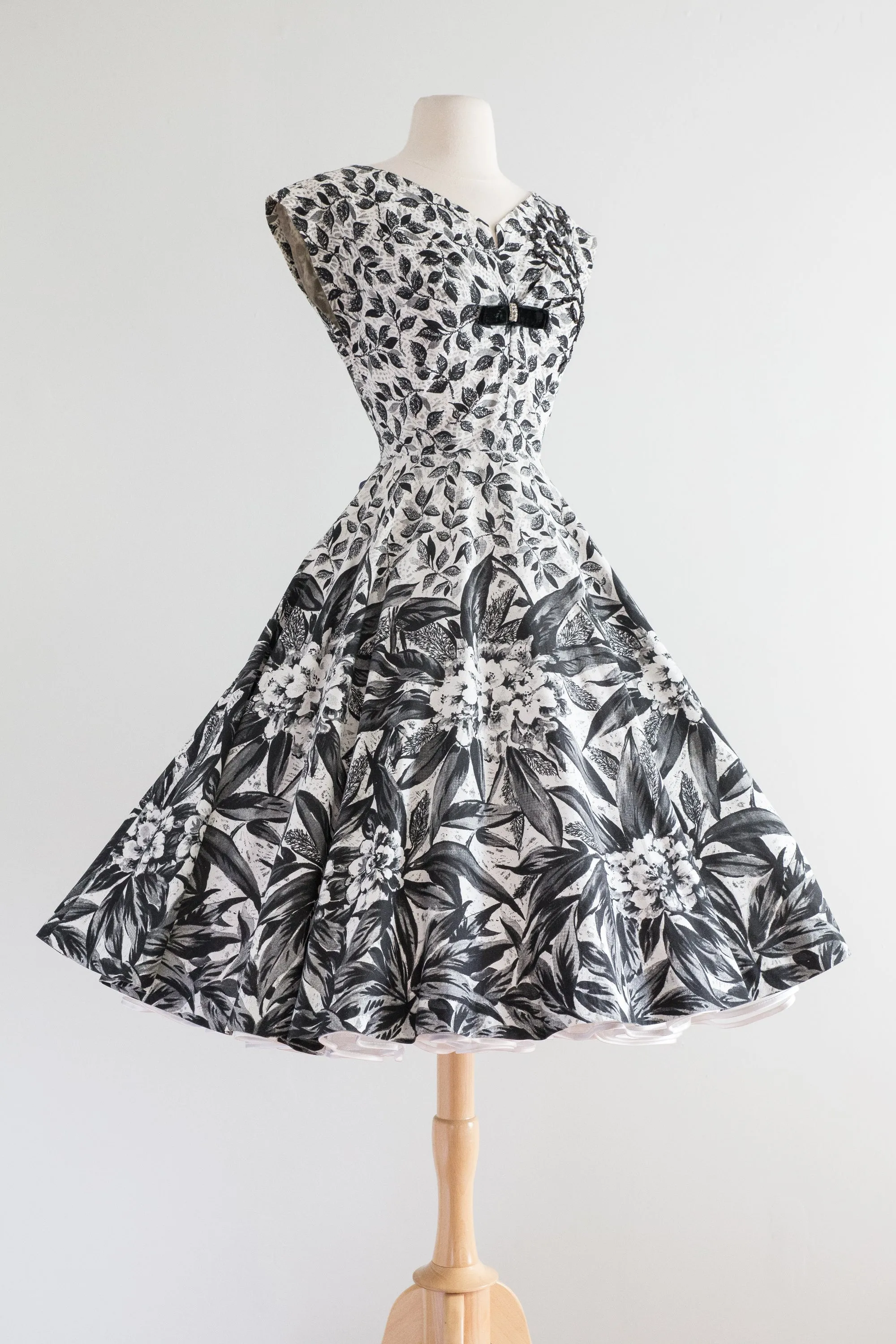 1950's Black and White Cotton Floral Print Dress / Waist 26 27