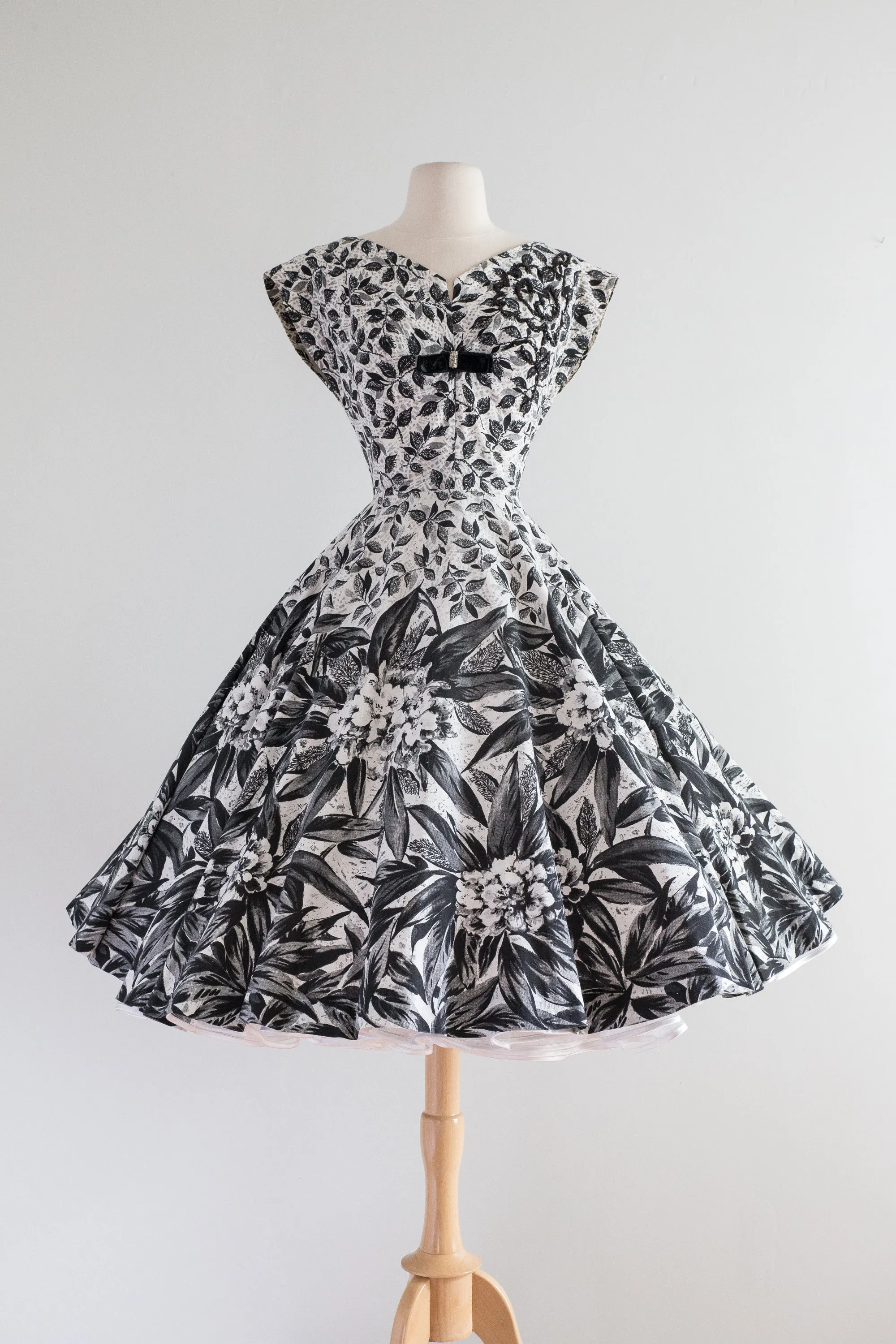 1950's Black and White Cotton Floral Print Dress / Waist 26 27