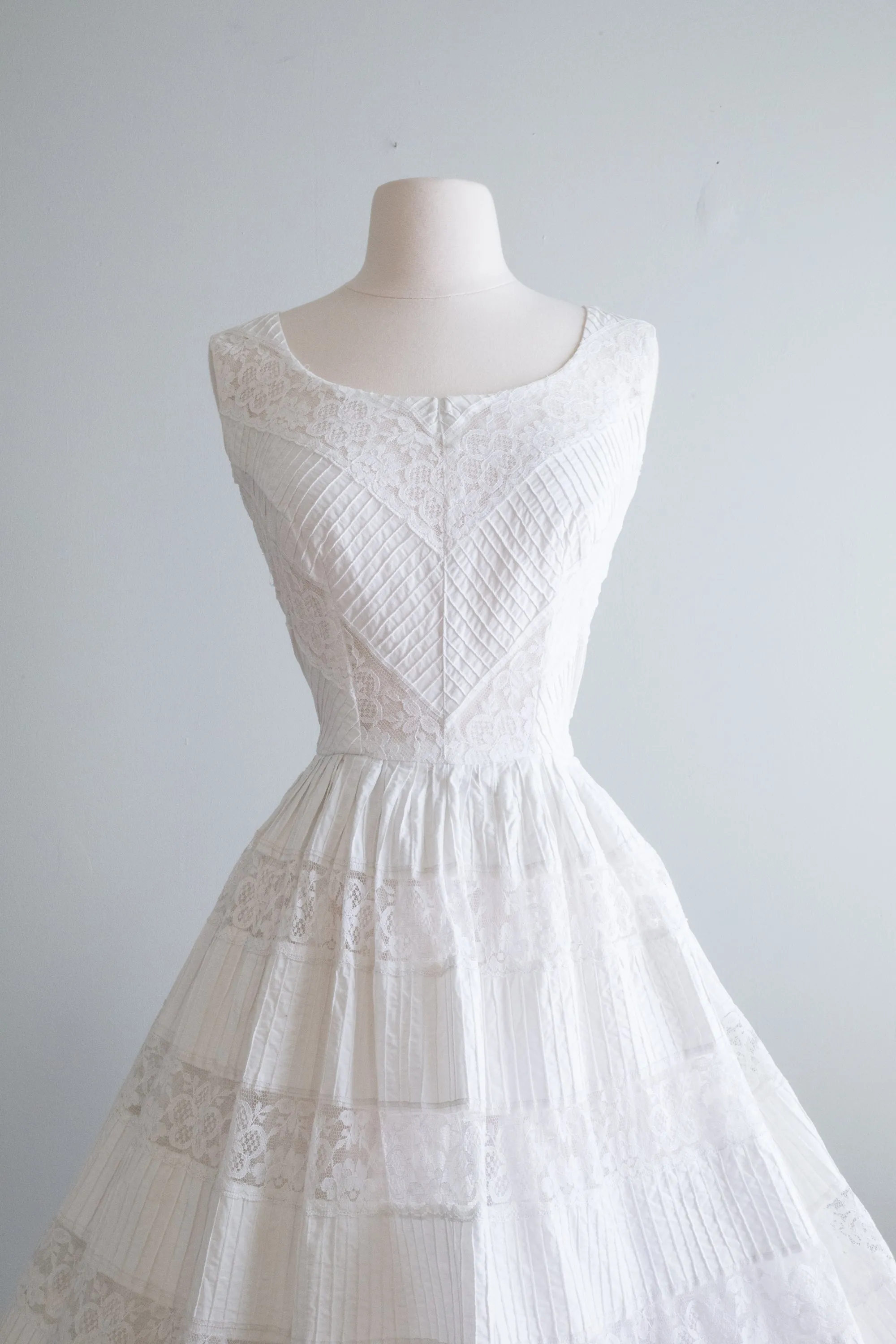 Beautiful 1950's White Cotton & Lace Dress By Jacaranda / SM