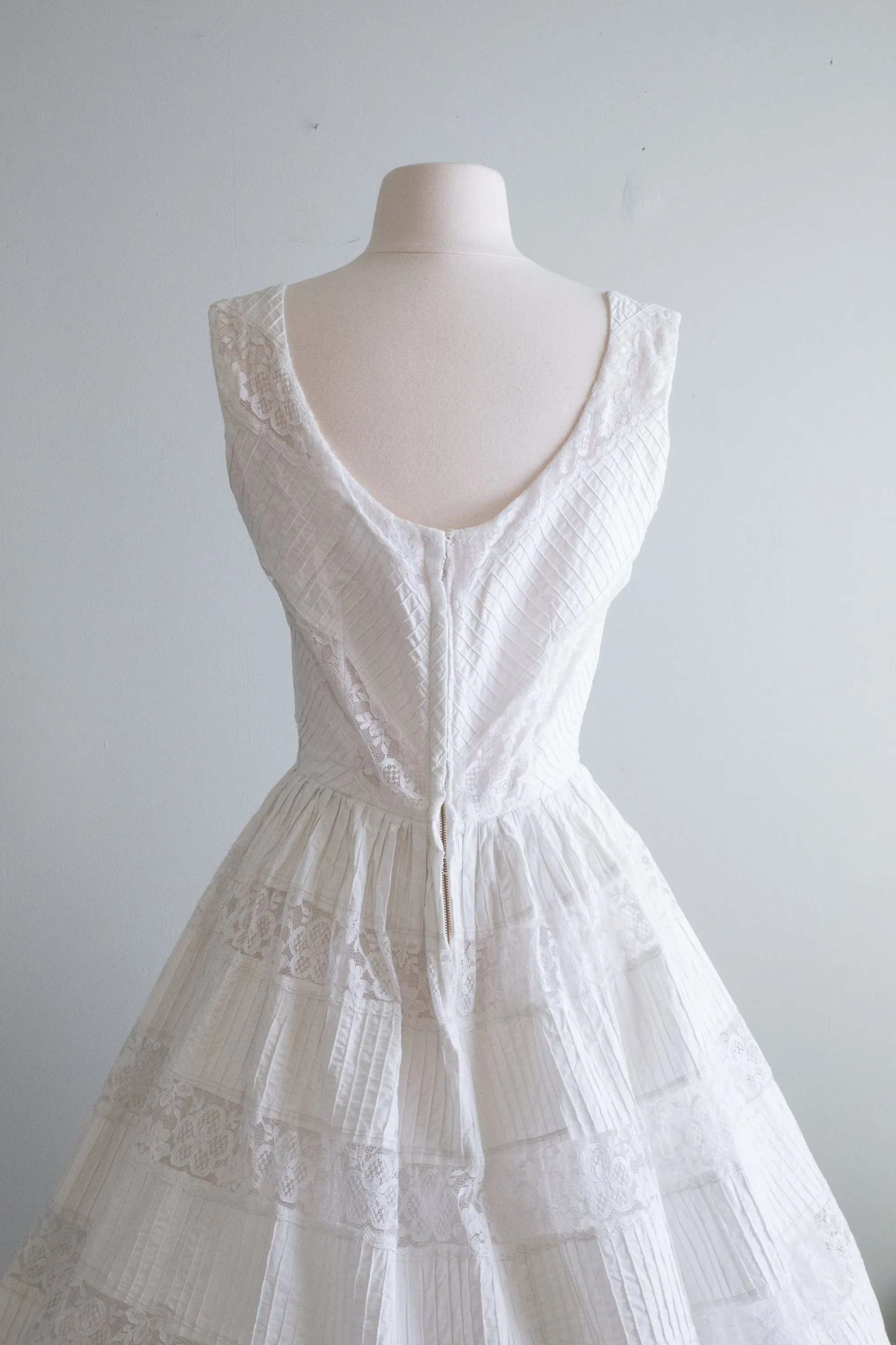 Beautiful 1950's White Cotton & Lace Dress By Jacaranda / SM