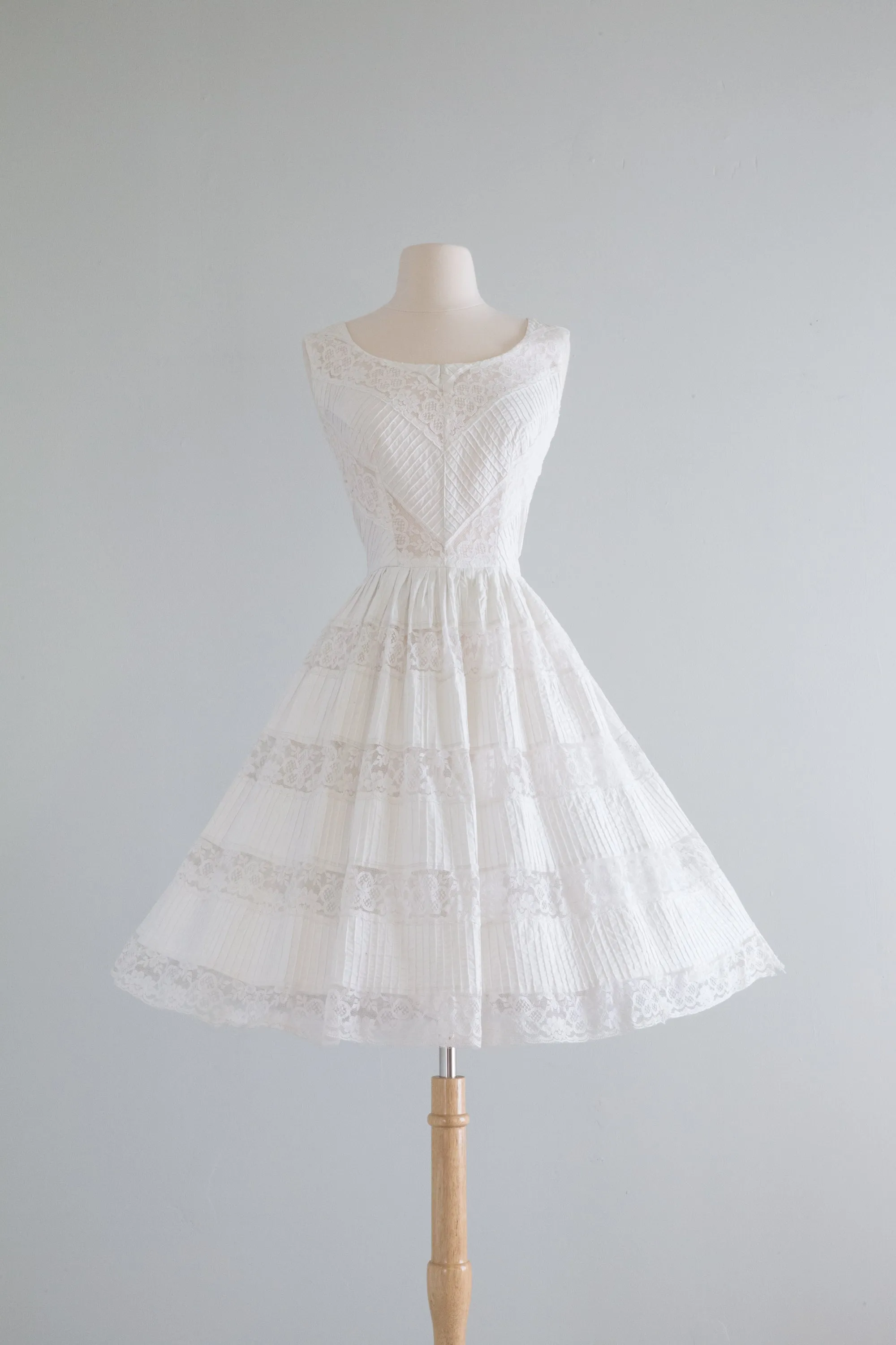 Beautiful 1950's White Cotton & Lace Dress By Jacaranda / SM